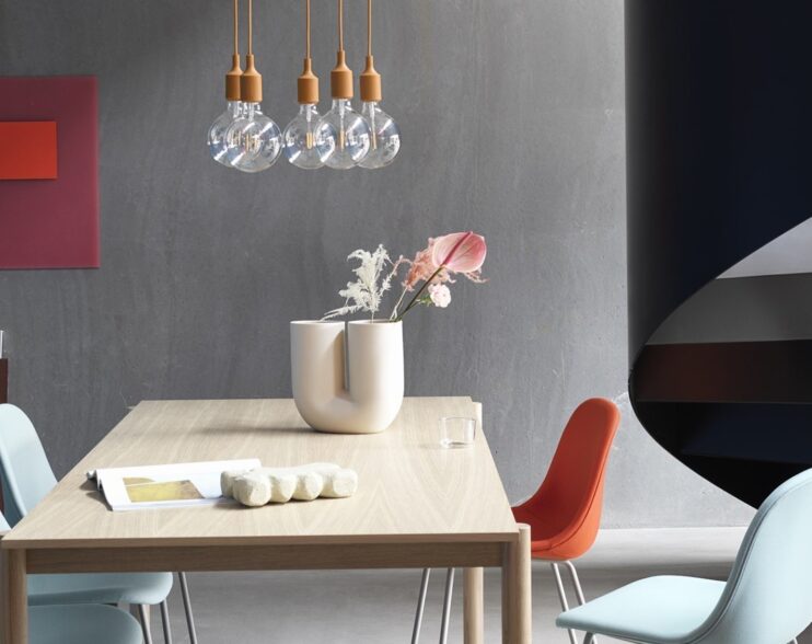 Lampa Muuto jako element aranżacji wnętrza o minimalistycznym charakterze