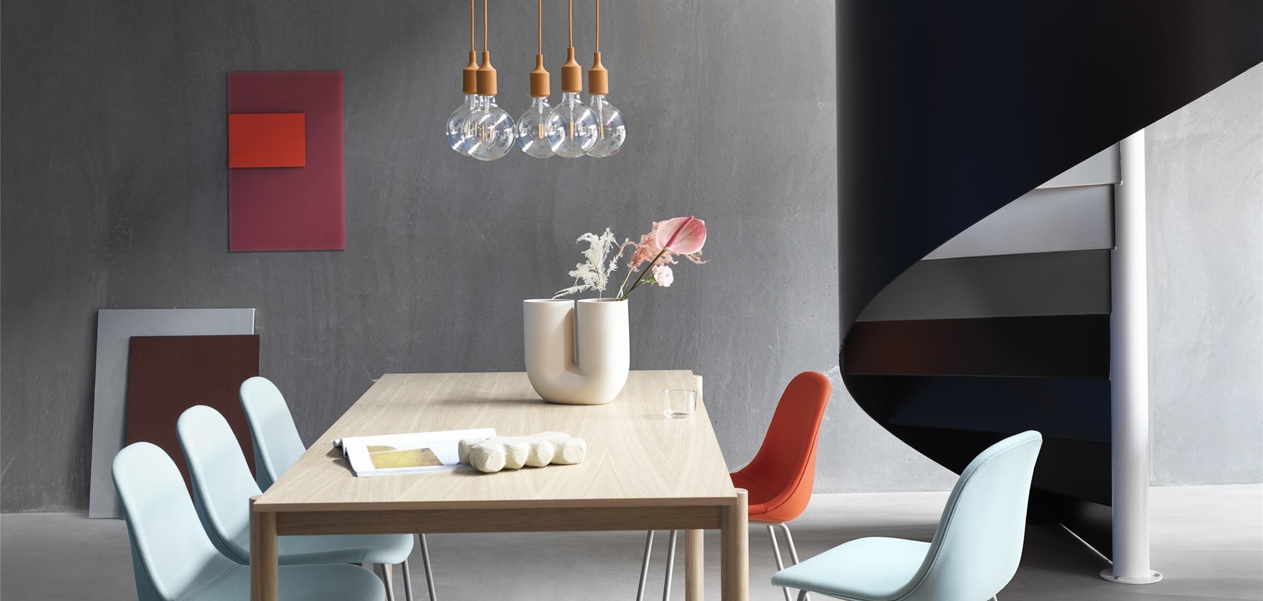 Lampa Muuto jako element aranżacji wnętrza o minimalistycznym charakterze