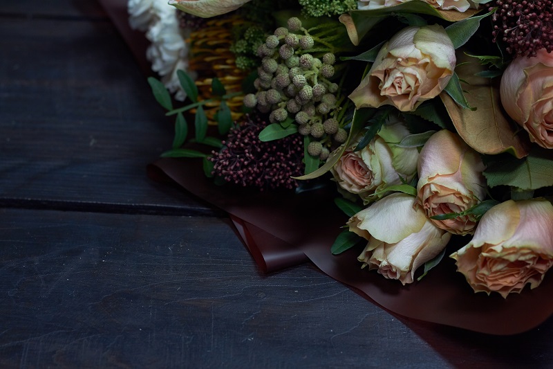 Bukiety kwiatów i wiązanki na każdą okazję – jakie kwiaty wybrać?
