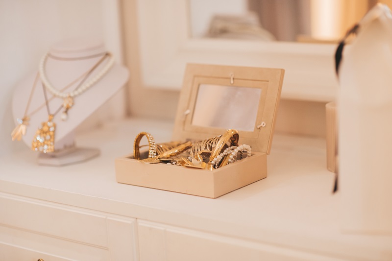Szkatułka na biżuterię organizuje i chroni precjoza