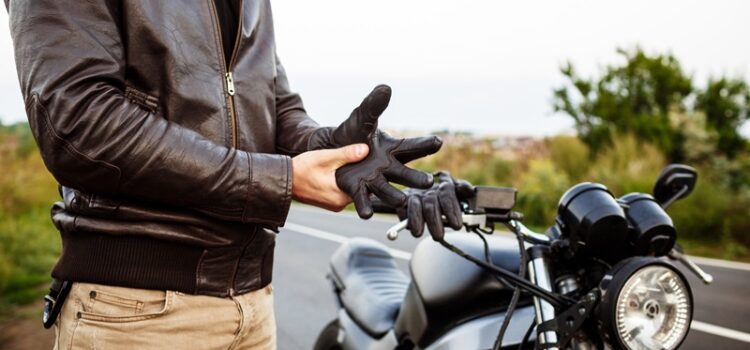 Gadżety dla motocyklisty: 10 niezbędnych akcesoriów idealnych na każdą wyprawę