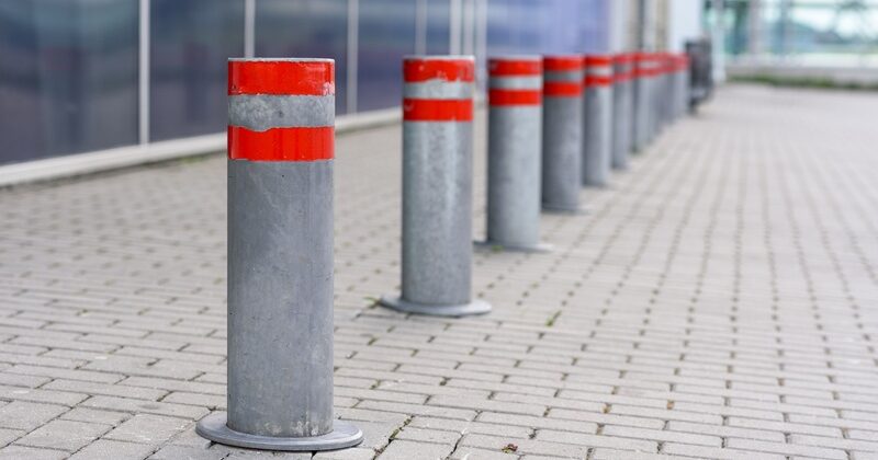 Słupki odgradzające – najskuteczniejsze zabezpieczenie strefy parkingowej