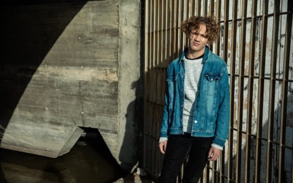 Viralowa jeansowa kurtka męska – za co ją kochamy?