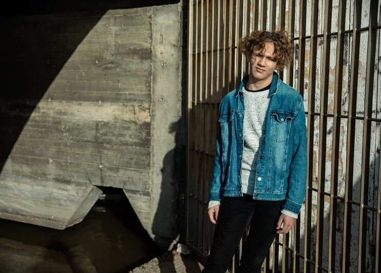 Viralowa jeansowa kurtka męska – za co ją kochamy?