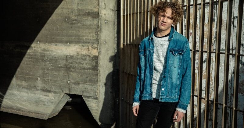 Viralowa jeansowa kurtka męska – za co ją kochamy?