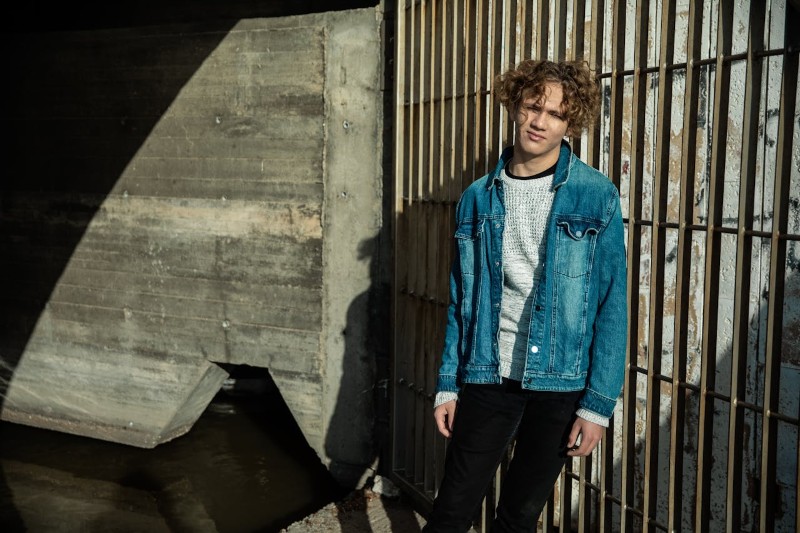 Viralowa jeansowa kurtka męska – za co ją kochamy?